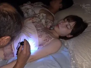 Mấy cô bạn thân để ngủ nhờ, nữa đêm thanh niên lén làm tình từng em