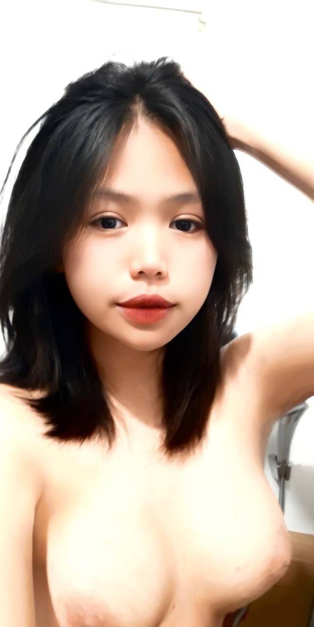 MIAA-938 "Thưa bà... Bà sẽ không bú tôi như thế này chứ?" Người hầu dễ thương của tôi là một cô gái lưỡi rắn, liếm tôi như điên vì ghen tị! Dọn dẹp theo đuổi