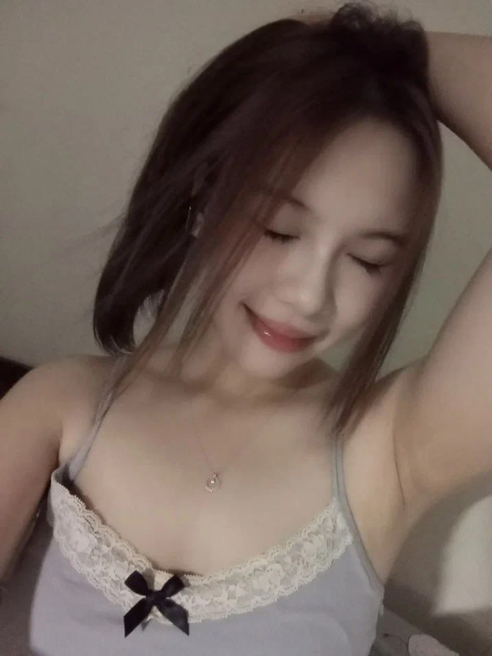 Cô giáo Trâm Anh mở lớp học tiếng anh cho các em , vừa học vừa thủ